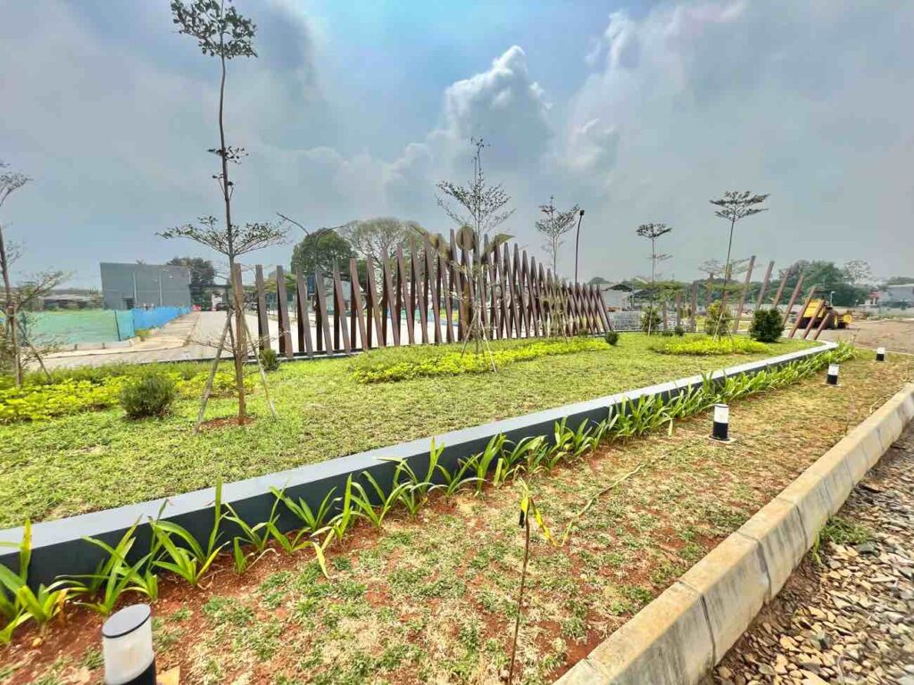 Perawatan Area Hijau di Belakang Monumen YUKARI Sawangan